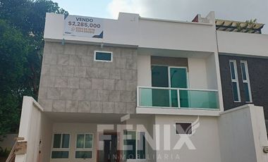 Casa en pre-venta  con habitación en planta baja - Fracc. Privado Coatepec