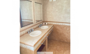 RETASADO !! Casa en venta de 6 ambientes con garaje doble