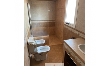 RETASADO !! Casa en venta de 6 ambientes con garaje doble