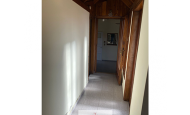 RETASADO !! Casa en venta de 6 ambientes con garaje doble