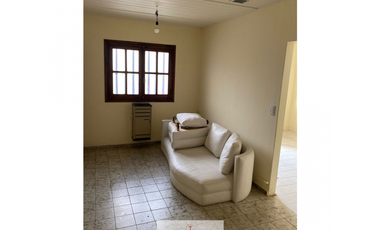 RETASADO !! Casa en venta de 6 ambientes con garaje doble