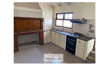 RETASADO !! Casa en venta de 6 ambientes con garaje doble