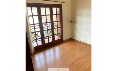 RETASADO !! Casa en venta de 6 ambientes con garaje doble