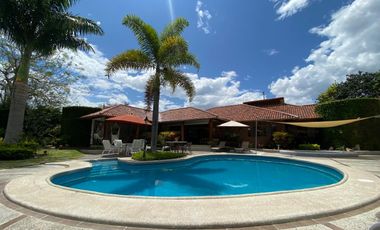 HERMOSA QUINTA CON PISCINA EN VENTA EN YUNGILLA