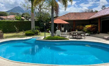 HERMOSA QUINTA CON PISCINA EN VENTA EN YUNGILLA