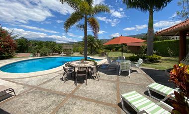 HERMOSA QUINTA CON PISCINA EN VENTA EN YUNGILLA