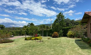 HERMOSA QUINTA CON PISCINA EN VENTA EN YUNGILLA