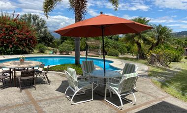 HERMOSA QUINTA CON PISCINA EN VENTA EN YUNGILLA