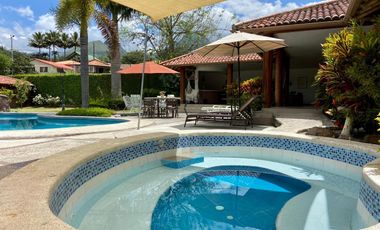 HERMOSA QUINTA CON PISCINA EN VENTA EN YUNGILLA