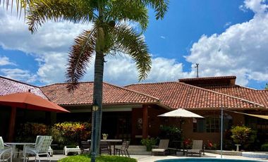 HERMOSA QUINTA CON PISCINA EN VENTA EN YUNGILLA