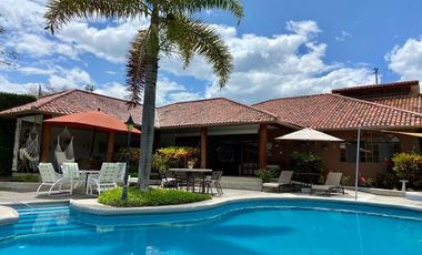 HERMOSA QUINTA CON PISCINA EN VENTA EN YUNGILLA