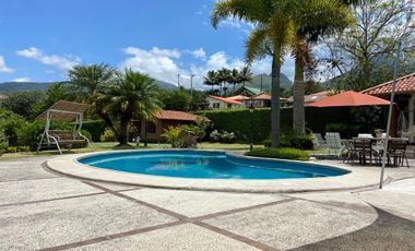 HERMOSA QUINTA CON PISCINA EN VENTA EN YUNGILLA