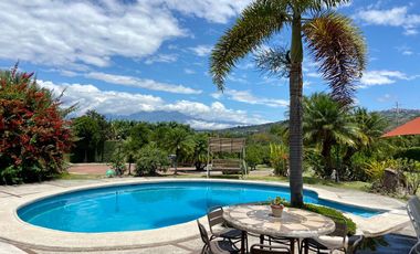 HERMOSA QUINTA CON PISCINA EN VENTA EN YUNGILLA