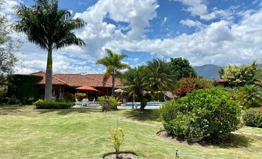 HERMOSA QUINTA CON PISCINA EN VENTA EN YUNGILLA