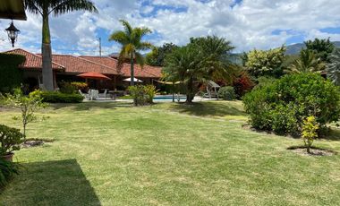 HERMOSA QUINTA CON PISCINA EN VENTA EN YUNGILLA