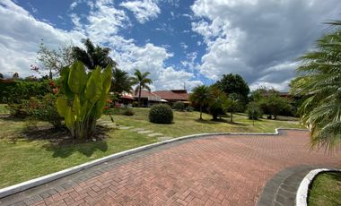 HERMOSA QUINTA CON PISCINA EN VENTA EN YUNGILLA