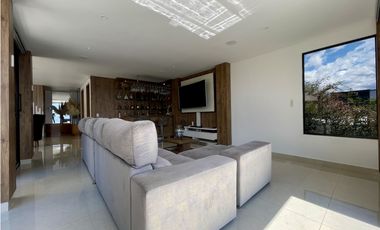 CASA CON VISTA A LA CIUDAD EN MEDELLN