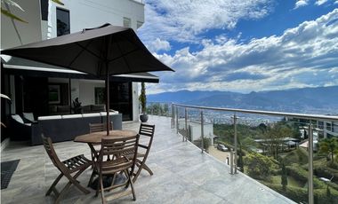 CASA CON VISTA A LA CIUDAD EN MEDELLN
