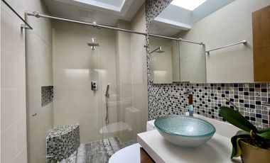 CASA CON VISTA A LA CIUDAD EN MEDELLN