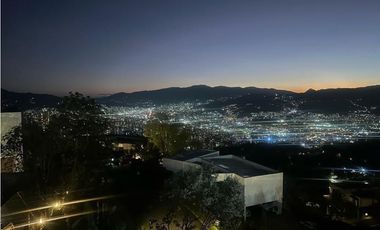 CASA CON VISTA A LA CIUDAD EN MEDELLN