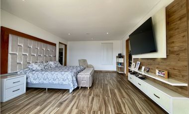 CASA CON VISTA A LA CIUDAD EN MEDELLN