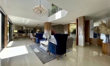 CASA CON VISTA A LA CIUDAD EN MEDELLN