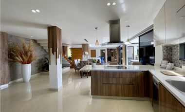 CASA CON VISTA A LA CIUDAD EN MEDELLN