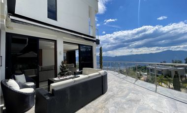 CASA CON VISTA A LA CIUDAD EN MEDELLN