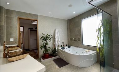 CASA CON VISTA A LA CIUDAD EN MEDELLN