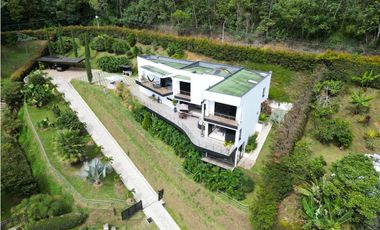 CASA CON VISTA A LA CIUDAD EN MEDELLN