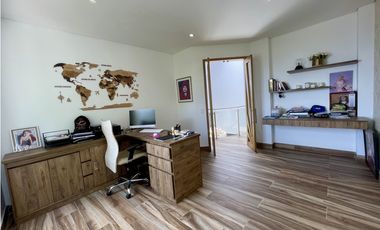 CASA CON VISTA A LA CIUDAD EN MEDELLN