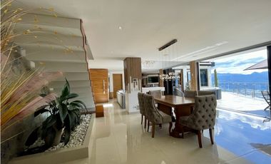 CASA CON VISTA A LA CIUDAD EN MEDELLN