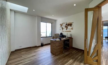 CASA CON VISTA A LA CIUDAD EN MEDELLN