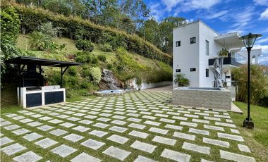 CASA CON VISTA A LA CIUDAD EN MEDELLN