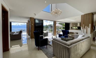 CASA CON VISTA A LA CIUDAD EN MEDELLN