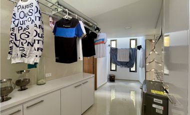 CASA CON VISTA A LA CIUDAD EN MEDELLN