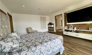 CASA CON VISTA A LA CIUDAD EN MEDELLN