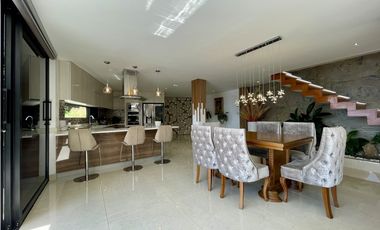 CASA CON VISTA A LA CIUDAD EN MEDELLN