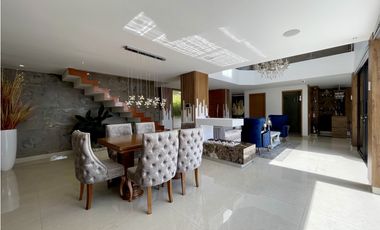 CASA CON VISTA A LA CIUDAD EN MEDELLN