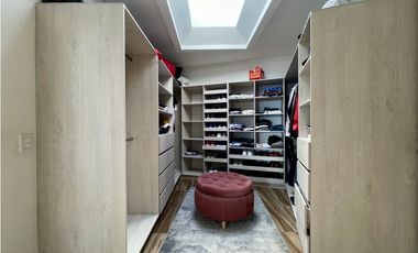 CASA CON VISTA A LA CIUDAD EN MEDELLN