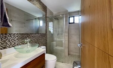 CASA CON VISTA A LA CIUDAD EN MEDELLN