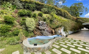 CASA CON VISTA A LA CIUDAD EN MEDELLN