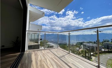CASA CON VISTA A LA CIUDAD EN MEDELLN