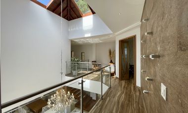 CASA CON VISTA A LA CIUDAD EN MEDELLN