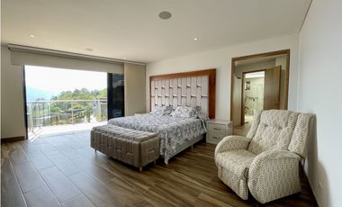 CASA CON VISTA A LA CIUDAD EN MEDELLN