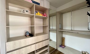 CASA CON VISTA A LA CIUDAD EN MEDELLN