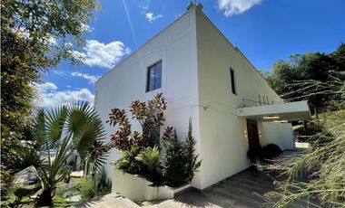 CASA CON VISTA A LA CIUDAD EN MEDELLN