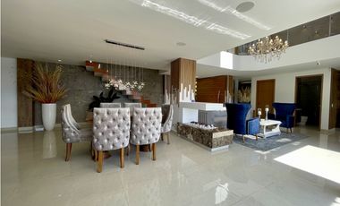 CASA CON VISTA A LA CIUDAD EN MEDELLN