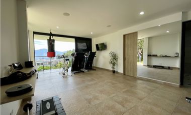 CASA CON VISTA A LA CIUDAD EN MEDELLN