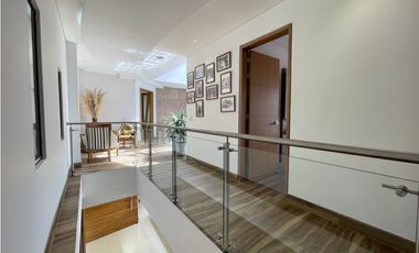 CASA CON VISTA A LA CIUDAD EN MEDELLN